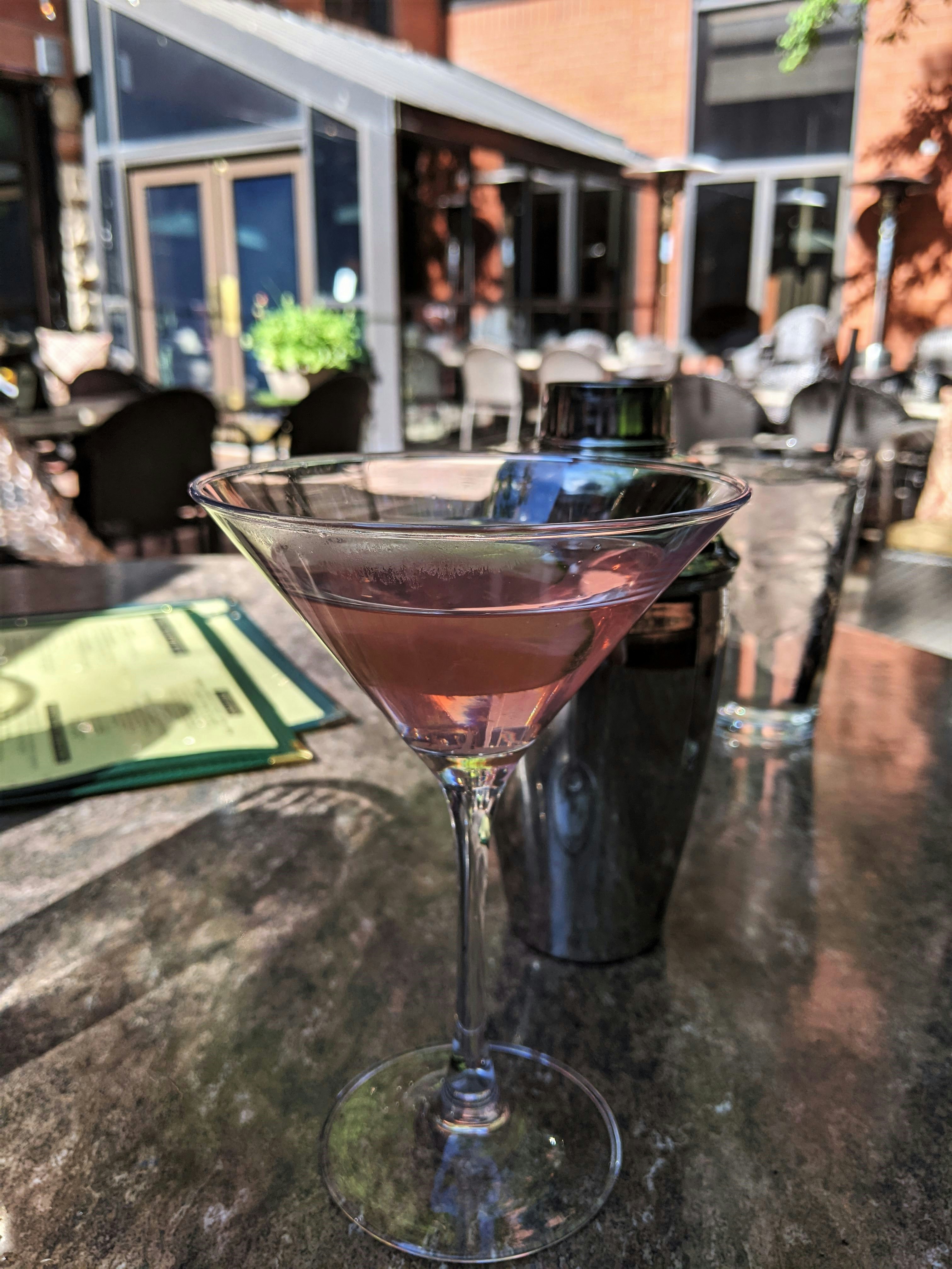 Verres de vin rosé et cocktails en terrasse